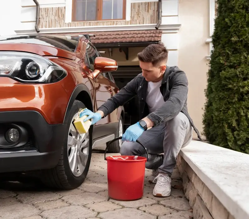 Lavage auto à domicile Saint-Julien-le-Châtel : professionnel intervenant sur un véhicule